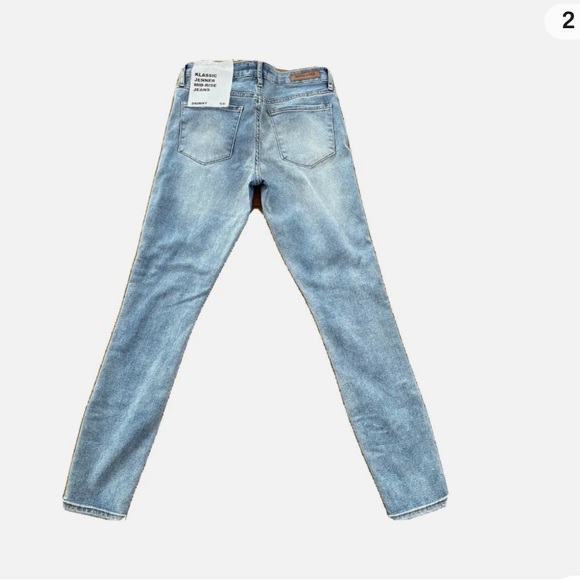 Klassic Jenner Mid-Rise Jesns - Picture 5 of 5